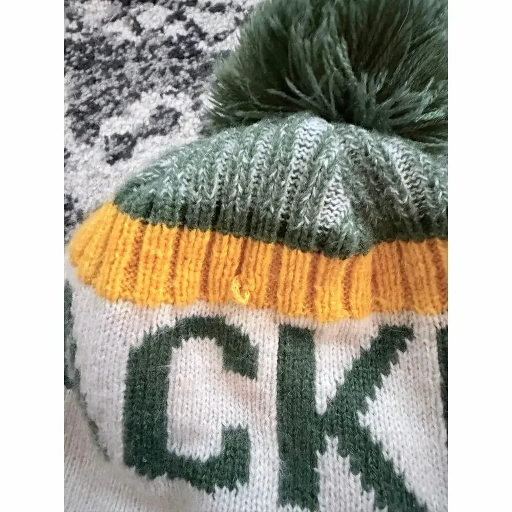 New Era Green Bay Packers knit beanie hat with a pom pom